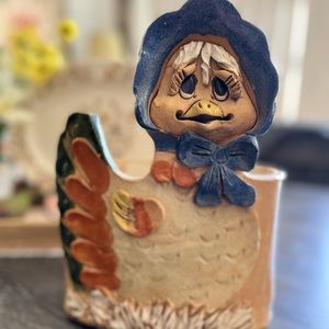 Beautiful pottery Hen